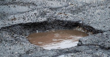 Выбоины на дорогах могут исчезнуть навсегда: что открыли ученые