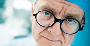 Доктор и его "Призвание". Нейрохирург и писатель Генри Марш — о риске очерствения, врачебном юморе и медицинской реформе