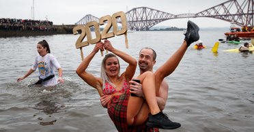 Бикини в клеточку и ледяная вода. Как проходит традиционное новогоднее купание в Шотландии (фото)