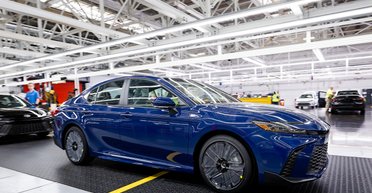 Новая Toyota Camry 2024 поступила в производство: как изменился популярный седан (фото)