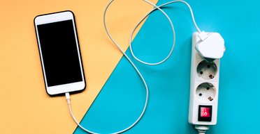 Можно ли оставлять телефон на зарядке на ночь: эксперты дали четкий ответ