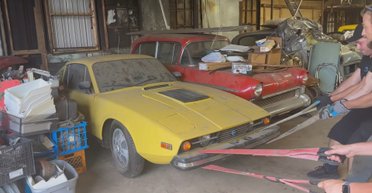 Заброшенный шведский спорткар 70-х впервые помыли за 25 лет (видео)