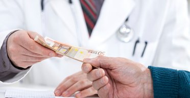 Хорошего врача народ кормит. Почему всех докторов в Украине считают взяточниками