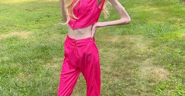 Блогерка YouTube з анорексією приміряла вбрання Барбі та викликала співчуття підписників (відео)