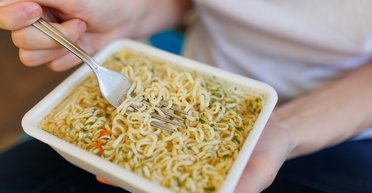 "Працівники заводу не їдять": чоловік показав, як насправді роблять вермішель