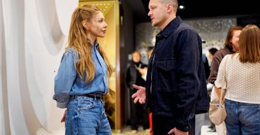 Тина Кароль в образе деним появилась на премьере фильма "Подъемная сила" (фото)