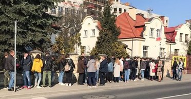 Консульство Украины в Польше прекратило предоставлять услуги мужчинам призывного возраста: детали