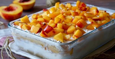 Много ванильного крема: рецепт нежного торта с нектаринами