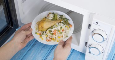 Что микроволновка делает с едой на самом деле: ученые дали объяснение