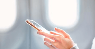 Почему в самолетах просят спрятать телефоны: причина вовсе не в авионике