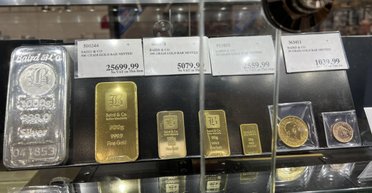 Поруч із туалетним папером: жінка здивувалася золотим зливкам у магазині