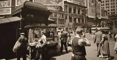 На знімку 1930-х років помітили "мандрівника в часі" з мобільним телефоном (фото)