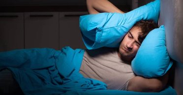 Мужчина проснулся утром от громких звуков: во дворе соседа он увидел необычное (фото)