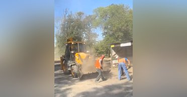 Под Дружковкой в Донецкой области в 20 км от фронта ремонтируют дорогу, — соцсети (видео)