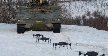 Норвегія випробувала керування роєм дронів з БМП CV90: яке вони мали завдання (фото)