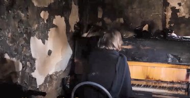 "Летіла зозуля та стала кувати": дочь погибшего в Тернополе сыграла на пианино среди руин (видео)