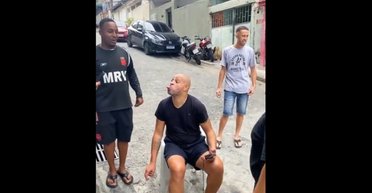 Склянка з алкоголем і сигарета: легенда футболу Адріано опинився в центрі уваги (відео)