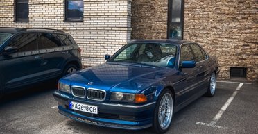 У Києві помітили рідкісний заряджений седан BMW 90-х: їх виготовили лише 202 (фото)