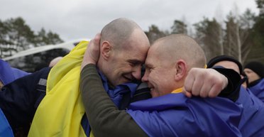 Две сотни военных уже направляются домой: между Украиной и РФ состоялся обмен пленными (фото)