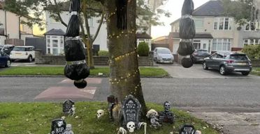 Жінку змусили прибрати сміттєві мішки у людський зріст: сусіди думають, що там трупи (фото)