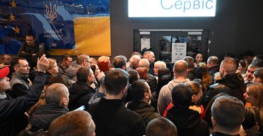 Бизнес на войне: в чем причина дикого хаоса в ТЦК и консульствах