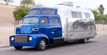 Старый грузовик Ford 40-х превратили в стильный автодом (видео)