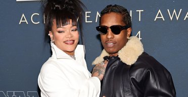 Рианна в шикарном белом платье вышла на красную дорожку со своим бойфрендом (фото)