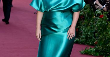 В атласном платье Fendi: принцесса Евгения впервые появилась на публике после рождения сына