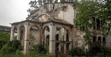 От роскоши до руин: мужчина показал заброшенный особняк 19 века, который называют "домом призраков"