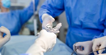 Лікар під час операції з підтяжки грудей розповсюдив у пацієнтки рак: прокуратура відкрила справу