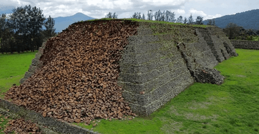 "Боги гніваються": люди налякані руйнуванням стародавньої піраміди (фото)