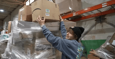 Не знав, що всередині: блогер купив повернуті товари з Amazon і збагатився (відео)