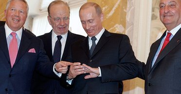 Роберт Крафт, владелец клуба НФЛ Patriots, потребовал от Путина вернуть кольцо с бриллиантами (видео)