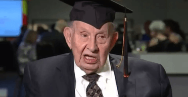 100-річний ветеран Другої світової отримав диплом через 60 років після початку навчання
