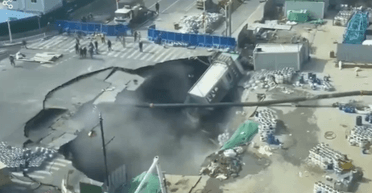 В Шанхае дорога возле "зебры" внезапно ушла под землю: образовалась большая пропасть (видео)