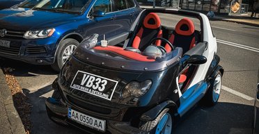 Без окон, без дверей: в Киеве заметили редкий экстравагантный кабриолет Smart (фото)