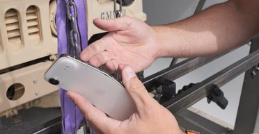 iPhone Air вдалося зігнути, але не руками: смартфон витримав жорстке випробування (відео)