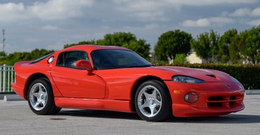 Капсула времени из 90-х: в интернете показали знаменитый спорткар Dodge без пробега (фото)