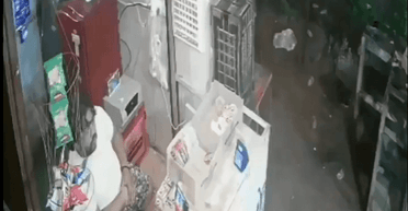 "Не сегодня": бандиты пытались ограбить магазин, но ушли ни с чем (видео)