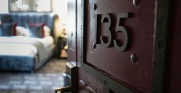 Происходило нечто странное: постоялец обнаружил загадочные следы на запотевшем окне