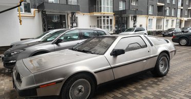 Легенда на бляхах: в Украине заметили знаменитое авто из фильма "Назад в будущее" (фото)