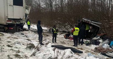 Масштабное ДТП под Львовом: столкнулись фура и микроавтобус, погибли 7 человек (фото)