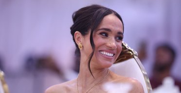 Меган Маркл з'явилася на благодійному прийомі в Нігерії у "весільній" сукні (фото)