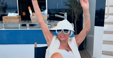 У коротких шортах і гламурних окулярах: 91-річна Джоан Коллінз показала свій відпочинок у Сен-Тропе (фото, відео)