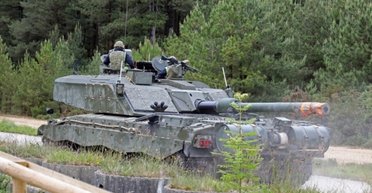 Мало броні, потрібно ще: британці випробовують танк Challenger 3 з новим типом захисту (відео)