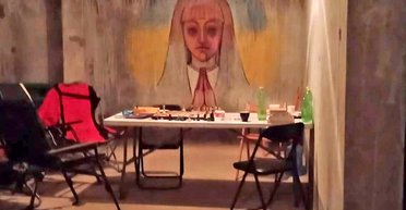 "Мы – охрененный народ". Зачем Лана Овчинникова рисует картины на стенах бомбоубежища