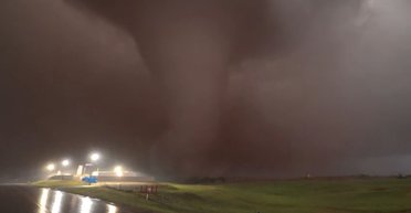 Гигантский торнадо в США едва не уничтожил военную базу (видео)