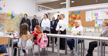 Белая ажурная блуза и черные брюки: стилист ответила, что думает об образе Елены Зеленской в Словении