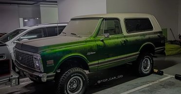 В Украине на паркинге обнаружили коллекционный американский внедорожник 70-х (фото)