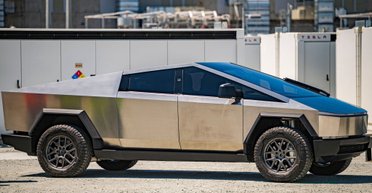 Огромный багажник и 1000 сил: раскрыты интересные подробности Tesla Cybertruck (видео)